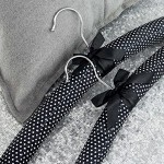 Hangerworld 10 Luxuriöse gepolsterte 43cm Satin Kleiderbügel Schwarz Weiß Gepunktet Für Oberteile
